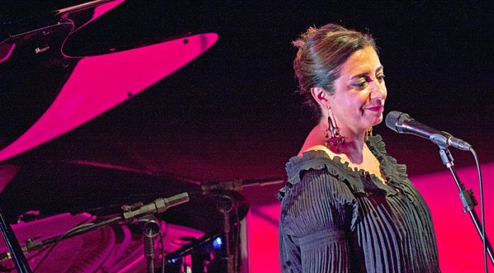 Jussara Silveira canta Beto Guedes no Sesc Pompeia