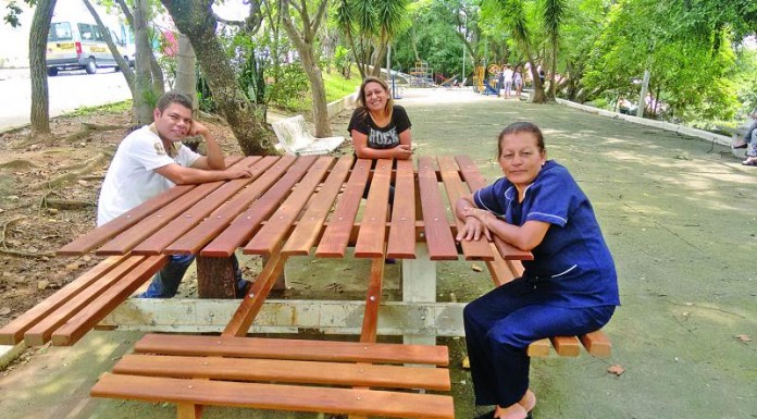 Mesa desaparece de praça na Vila Anglo