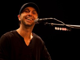 Zeca Baleiro apresenta o show no Teatro J.Safra