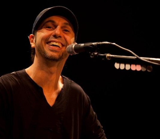 Zeca Baleiro apresenta o show no Teatro J.Safra