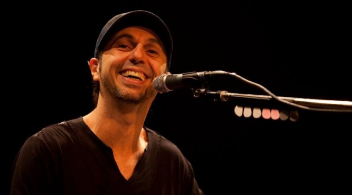 Zeca Baleiro apresenta o show no Teatro J.Safra