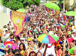 Mais 7 blocos desfilam nesta semana na região