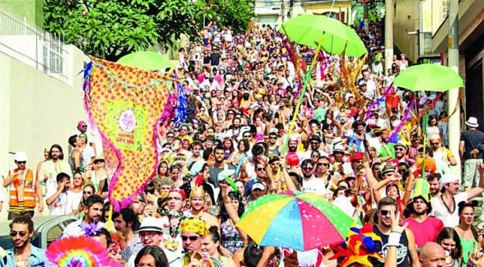 Mais 7 blocos desfilam nesta semana na região
