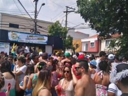 Mais de 2 mil pessoas desfilam com Bloco do Bagaça