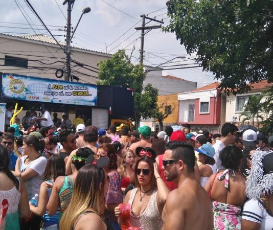 Mais de 2 mil pessoas desfilam com Bloco do Bagaça