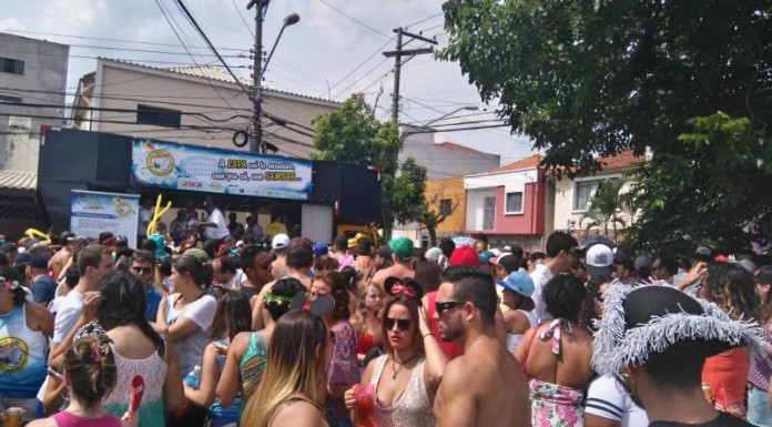 Mais de 2 mil pessoas desfilam com Bloco do Bagaça
