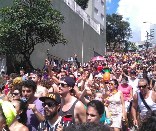 Bloco Cerca Frago traz mais de 3 mil pessoas à Pompeia