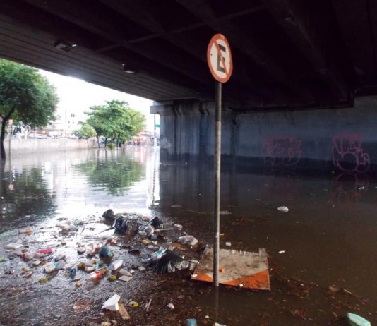 Lapa volta a sofrer com alagamentos