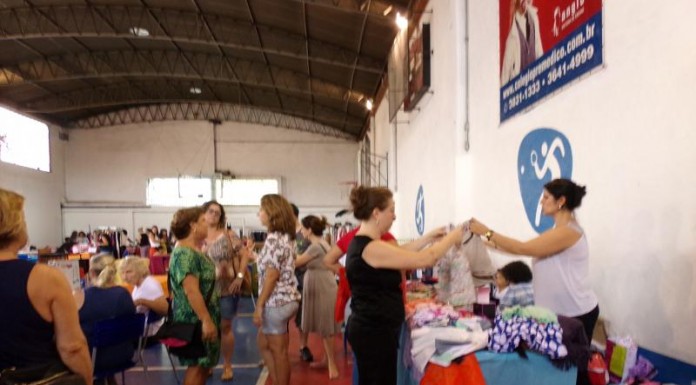 Troca de livros e uniformes gera economia em bazar de mães