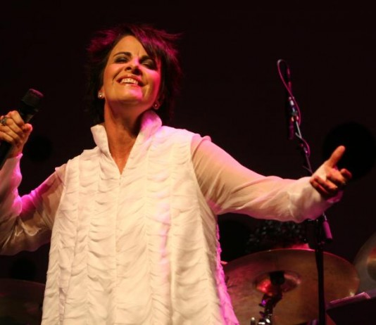 Leila Pinheiro canta sambas no Sesc Pompeia