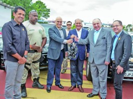 Governador entrega viaturas para polícia