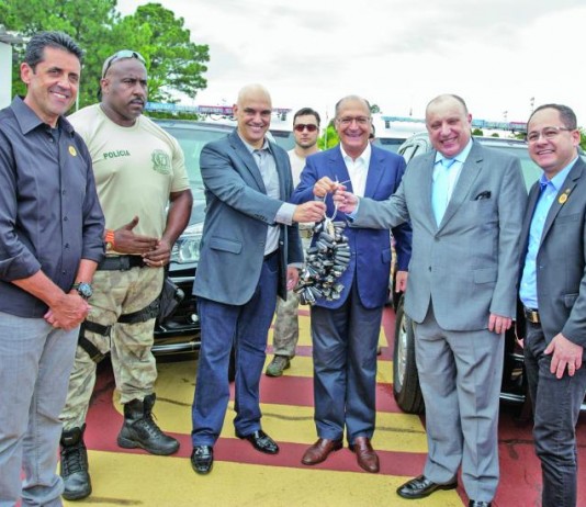 Governador entrega viaturas para polícia