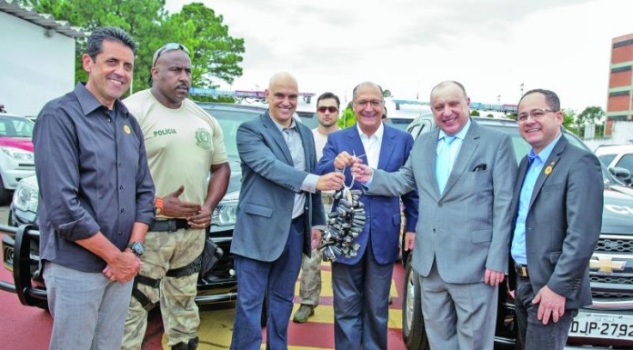 Governador entrega viaturas para polícia