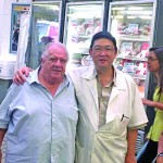 Silvio Katsuragi recebeu a visita de Mustafá Contursi em seu box no Mercado da Lapa na quarta-feira, 16. (Foto: Divulgação)