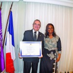 O diretor da Página Editora e Jornal da Gente, Ubirajara de Oliveira recebeu da presidente da Divine Académie, Divani Pavesi, o Diploma de Embaixador da Divine Académie em cerimônia solene realizada na sexta-feira, 15, no Hotel Tryp, em Higienópolis, por ocasião dos 20 anos da academia. (Foto: Rosana Braccialli)