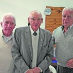 1. Na feijoada da Associação dos Amigos da Lapa de Baixo, Paulo Garabed ganhou um bolo e parabéns pelo seu aniversário, na quarta-feira (1). (Foto: Maria Isabel Coelho)