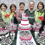 1. Fátima Moço, do Colégio Madre Paula Montalt, em meio a sua irmã Ana Maria Moço e seu pai Joaquim Manuel Moço, e Alice Ferreira e Sandra Holdschip, do Jornal da Gente, durante sua festa de aniversário. (Foto: Divulgação)