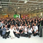10. A CEO Ghislaine Dubrule (à esquerda) com a equipe da nova unidade da Tok & Stok, em Perdizes, inaugurada na última quarta-feira (3). (Foto: Divulgação)
