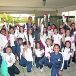 5. Os alunos do Colégio Madre Paula Montalt confeccionaram a tocha olímpica e aprenderam a importância da competição em nosso pais, o respeito pelo esporte e a confraternização entre as nações. (Foto: Divulgação)
