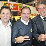 7. O candidato à Prefeitura de São Paulo pelo PSDB, João Dória, com os deputados Marcos Zerbini e Celino Cardoso, durante visita ao Mercado da Lapa na última terça-feira, 2. (Foto: Tiago Gonçalves)