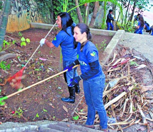 Grupo faz limpeza em praça da Pompeia
