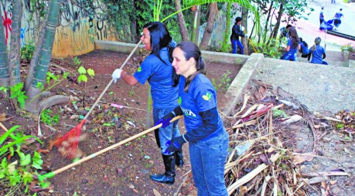 Grupo faz limpeza em praça da Pompeia