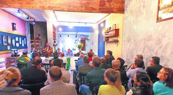 Moradores cobram fiscalização de comércio ambulante