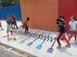 Escolas propõem a moradores a ‘ceder’ calçadas para brincadeiras