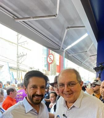 ELEIÇÕES 2024  Carlos Fernandes caminha com prefeito pela Doze