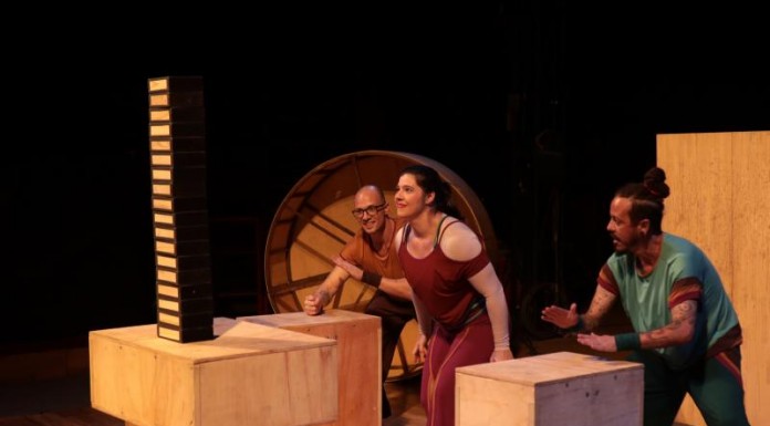Cia. Casca de Noz traz espetáculo de acrobacias, malabarismos e percussão