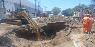 Cratera interdita pista da Av. Gastão Vidigal