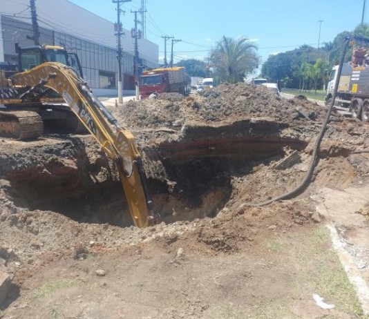 Cratera interdita pista da Av. Gastão Vidigal