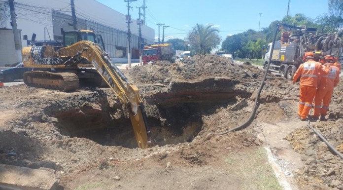 Cratera interdita pista da Av. Gastão Vidigal