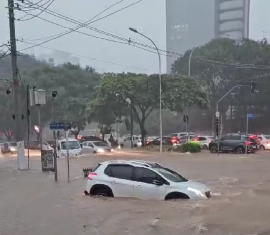Com as chuvas, moradores da Água Branca questionam atraso nas obras de drenagem de córregos na região