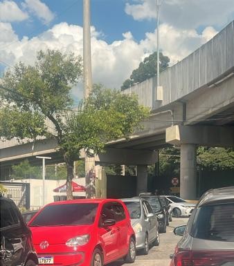 Atendimento de galpão da GoodStorage torna “um caos” o trânsito na Rua João Tibiriçá
