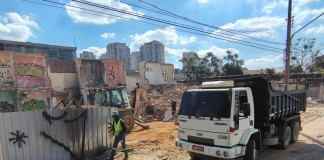Terrenos com entulho de obras da Ponte Pirituba-Lapa estão protegidos, mas demolições continuam