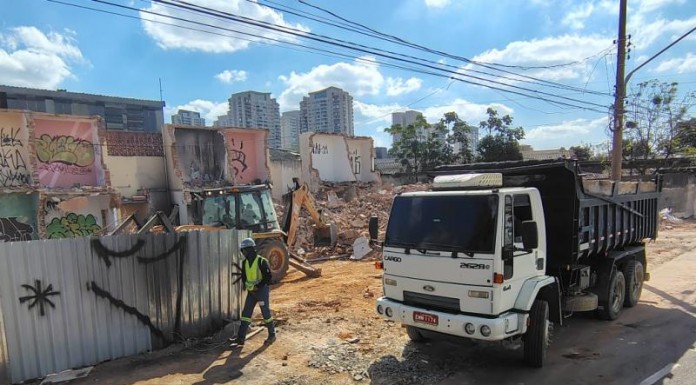 Terrenos com entulho de obras da Ponte Pirituba-Lapa estão protegidos, mas demolições continuam