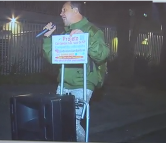 Morador da Leopoldina ataca cantor itinerante