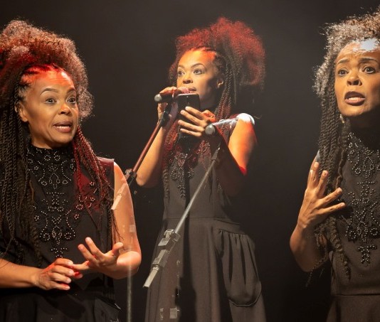 Cássia Damasceno apresenta monólogo Três Luzes no Sesc Pompeia