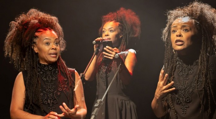 Cássia Damasceno apresenta monólogo Três Luzes no Sesc Pompeia