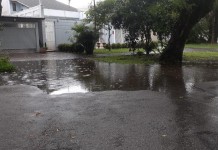 Problema em bueiro alaga entrada de casas na Rua Jataí
