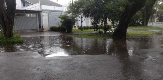 Problema em bueiro alaga entrada de casas na Rua Jataí