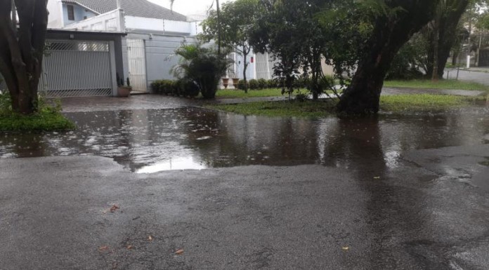 Problema em bueiro alaga entrada de casas na Rua Jataí