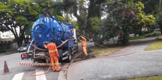 Sub Lapa desentope bueiro da Rua Jataí com ‘tatuzão’