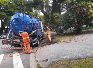 Sub Lapa desentope bueiro da Rua Jataí com ‘tatuzão’