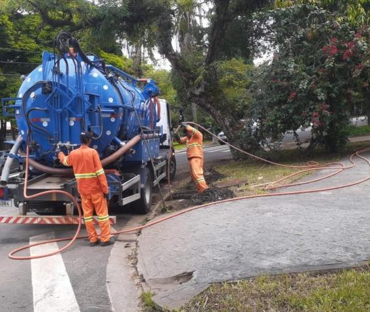 Sub Lapa desentope bueiro da Rua Jataí com ‘tatuzão’
