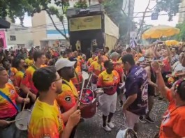 PRÉ-CARNAVAL: Chuva não atrapalha desfile de blocos da região
