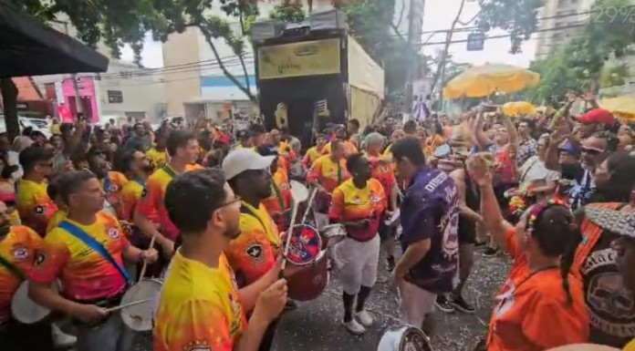 PRÉ-CARNAVAL: Chuva não atrapalha desfile de blocos da região