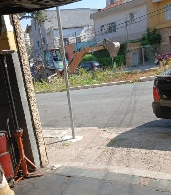 Sub Lapa retira plantação irregular em rotatória na Rua Sepetiba