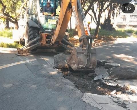 Obras interditam Rua Laurindo de Brito, no Alto da Lapa